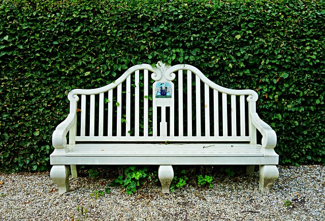 Ontdek de charme van een houten tuinbank: duurzaamheid en stijl in je achtertuin